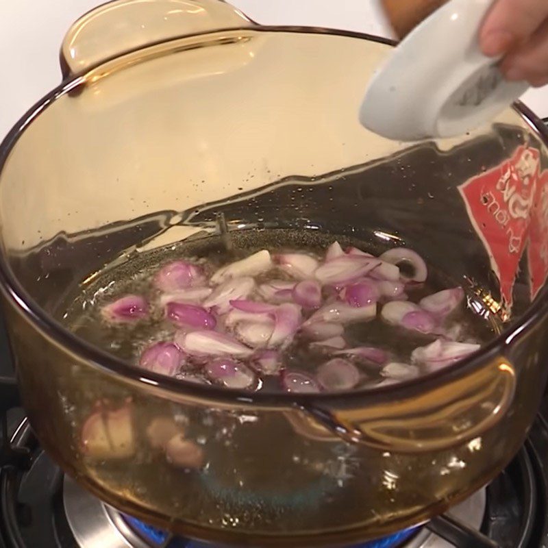 Step 4 Sauté the tomatoes for shrimp soup with water celery