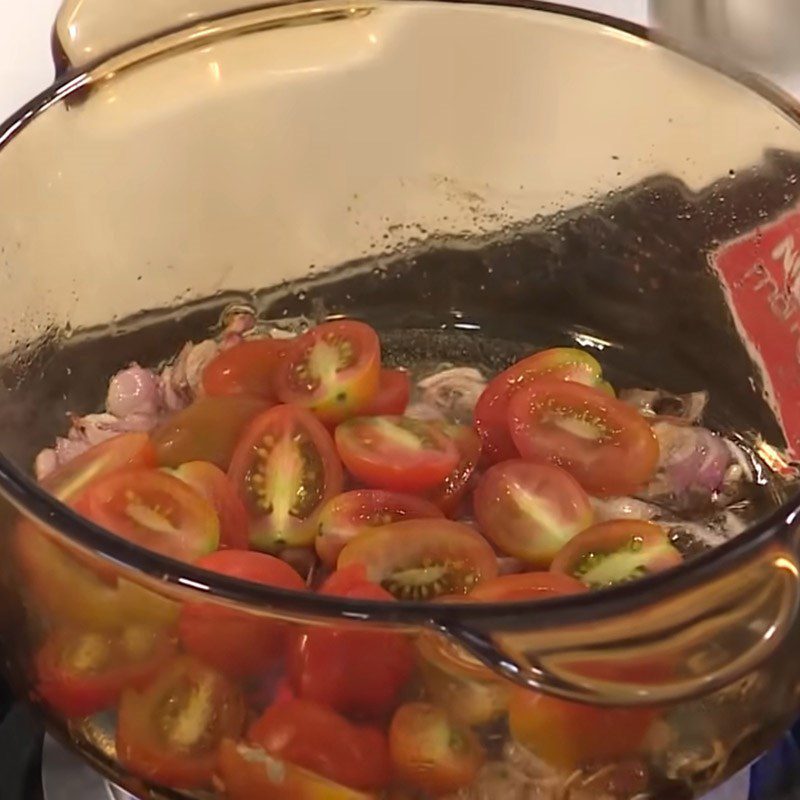 Step 4 Sauté the tomatoes for shrimp soup with water celery