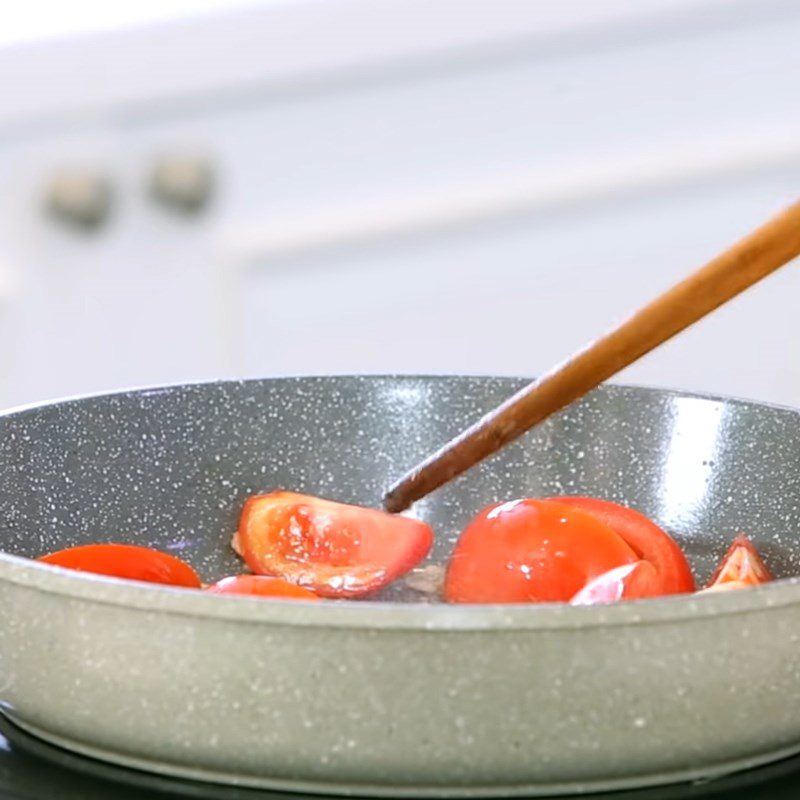 Step 4 Stir-frying Tomatoes for Fish Soup