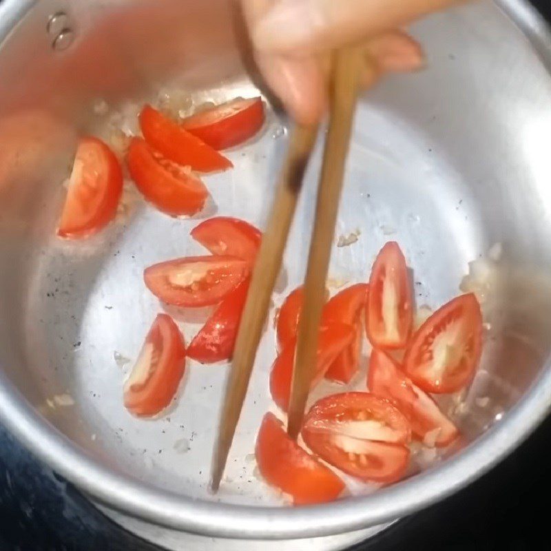 Step 2 Sauté the tomatoes for Sour Bean Sprout Soup