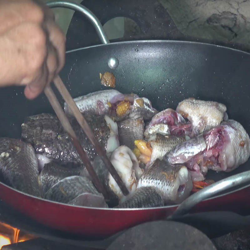 Step 3 Stir-fry snakehead fish for fish sauce hotpot