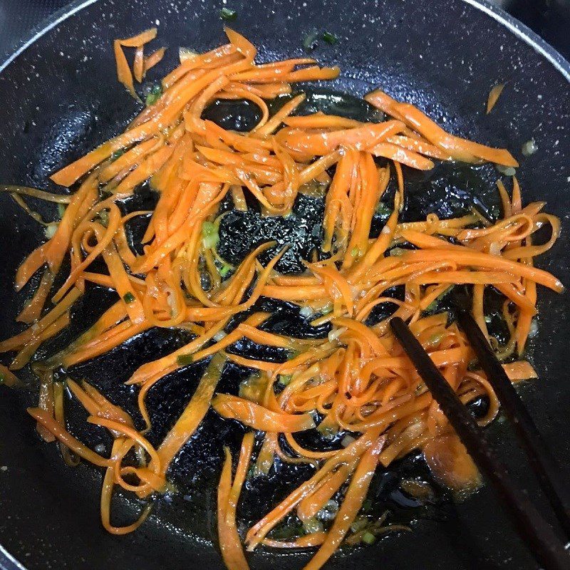 Step 2 Stir-fried carrots and onions Stir-fried carrots with onions