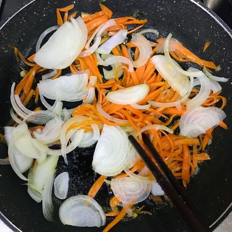 Step 2 Stir-fried carrots and onions Stir-fried carrots with onions