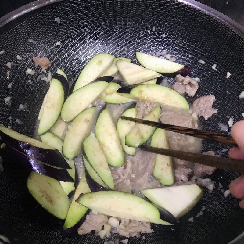 Step 3 Stir-fry eggplant with meat and tofu Eggplant stir-fried with meat and tofu