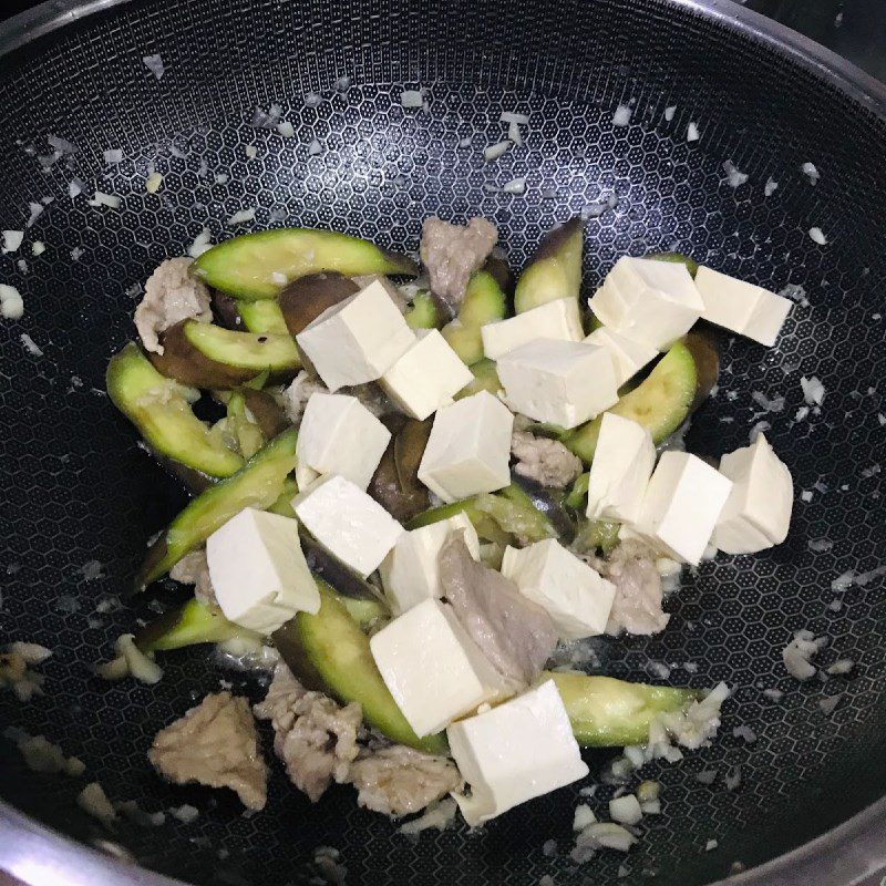 Step 3 Stir-fry eggplant with meat and tofu Eggplant stir-fried with meat and tofu