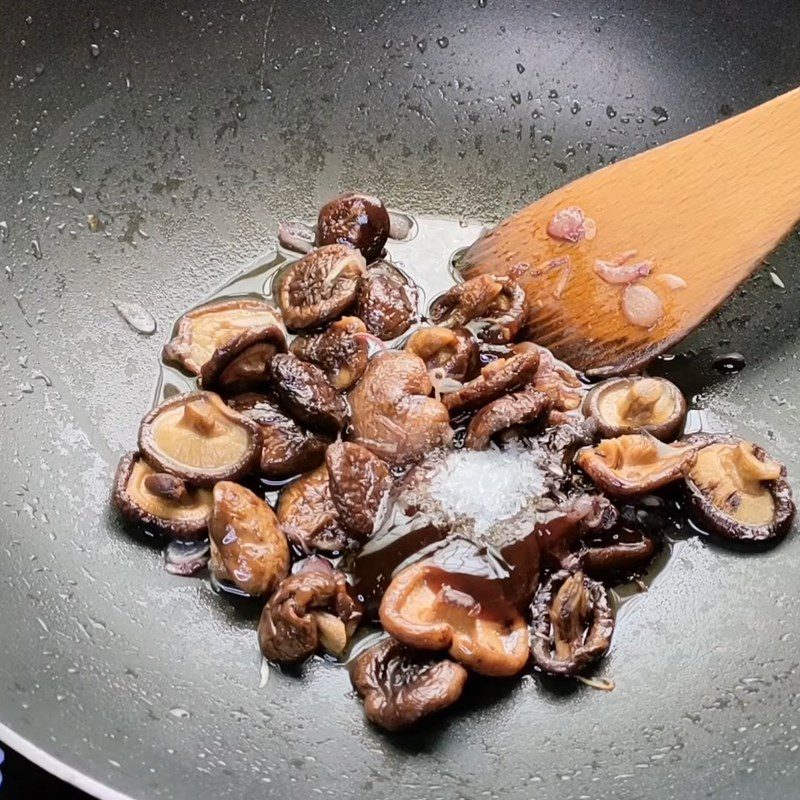 Step 3 Stir-frying the ingredients for steamed barramundi with shiitake mushrooms