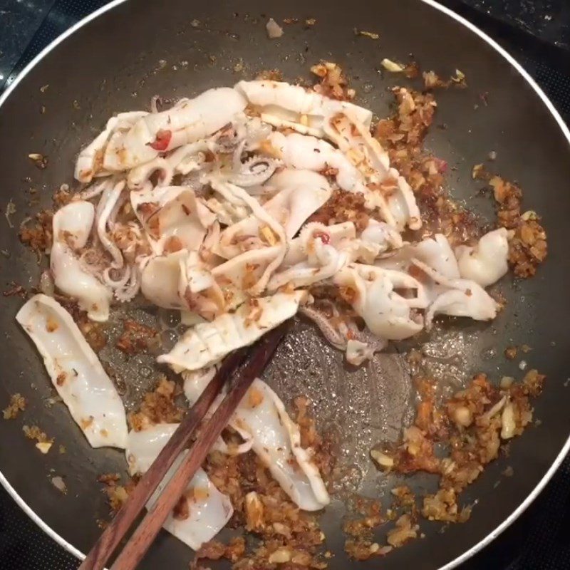 Step 3 Stir-frying the ingredients Stir-fried squid with water spinach and dried shrimp