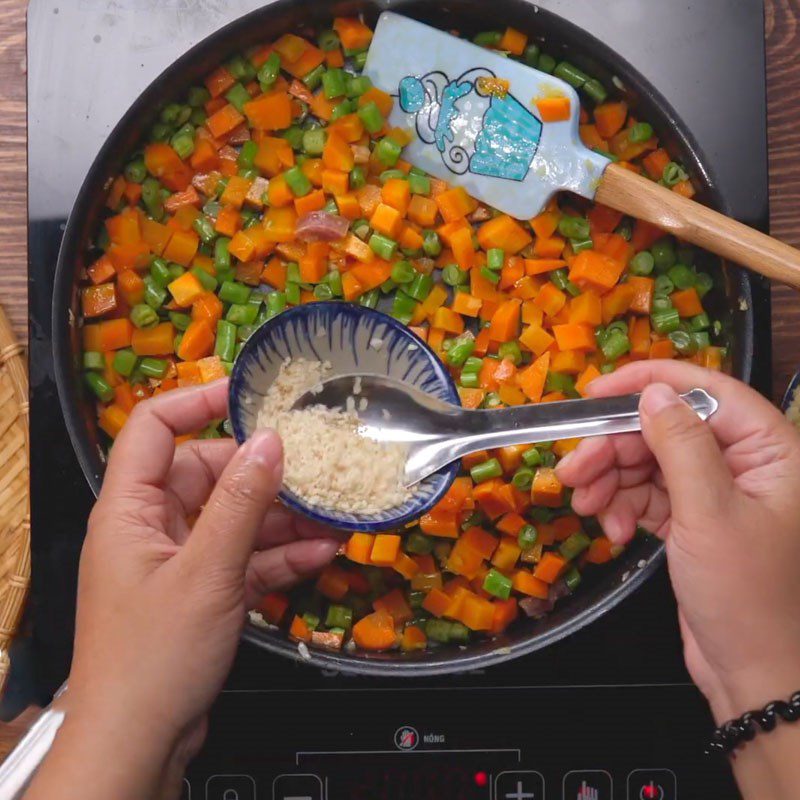 Step 4 Sauté the ingredients Yangzhou Fried Rice