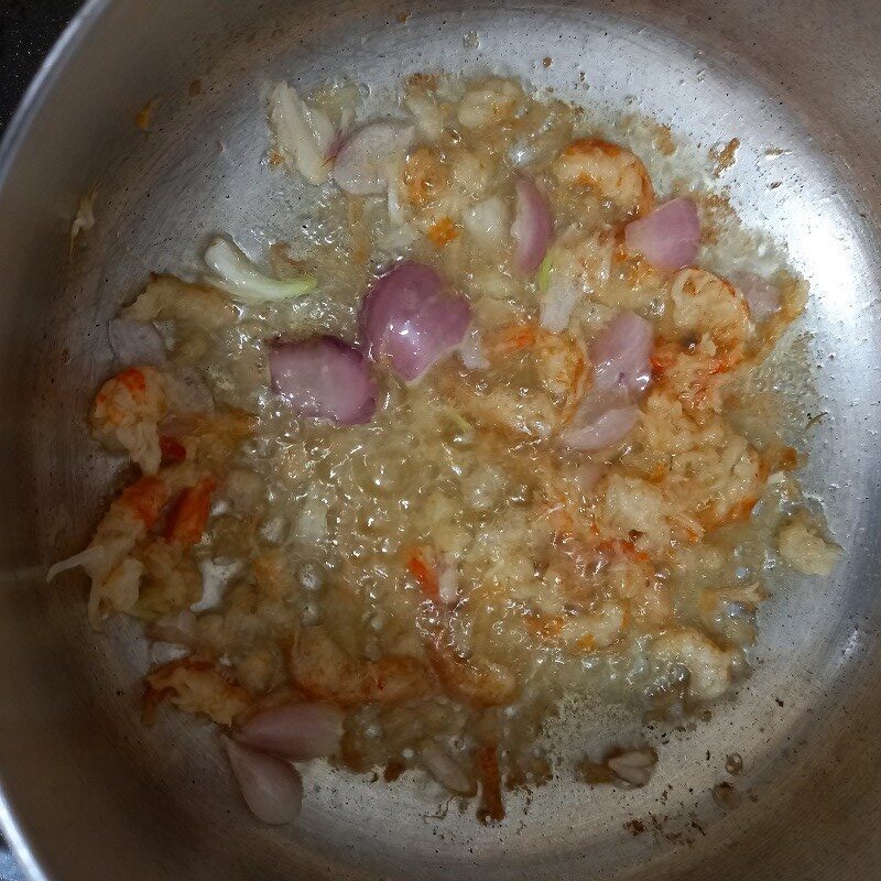 Step 2 Sauté the ingredients for Sour Shrimp Soup with Water Spinach