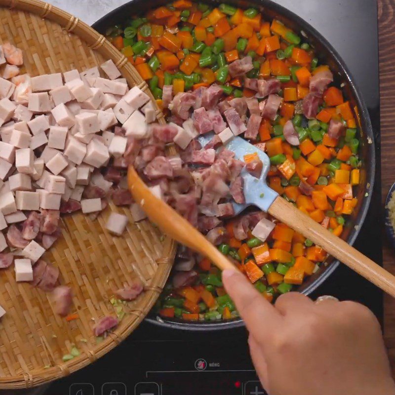 Step 4 Sauté the ingredients Yangzhou Fried Rice