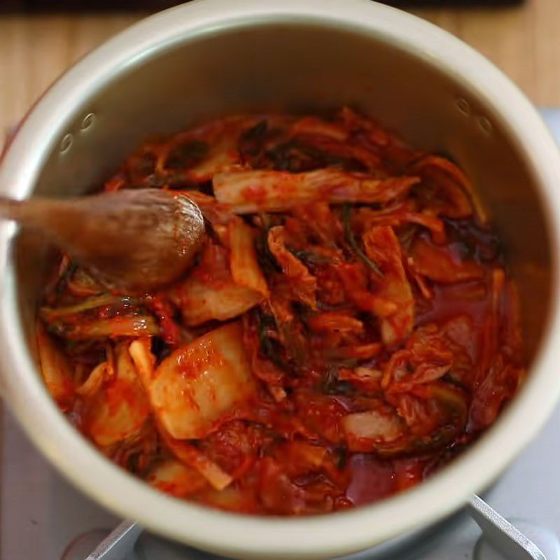 Step 2 Sauté the ingredients for tuna kimchi soup