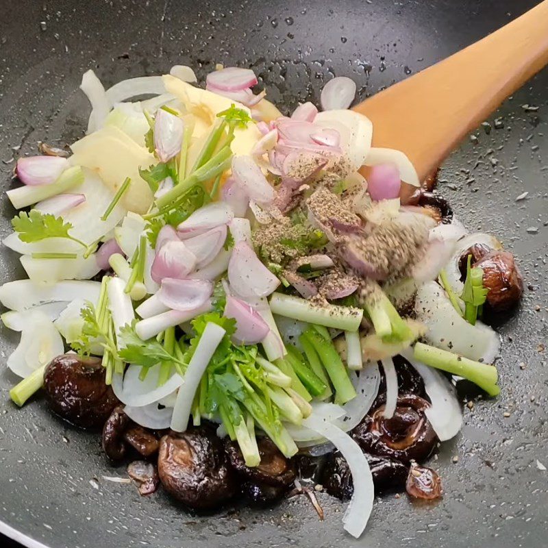 Step 3 Stir-frying the ingredients for steamed barramundi with shiitake mushrooms