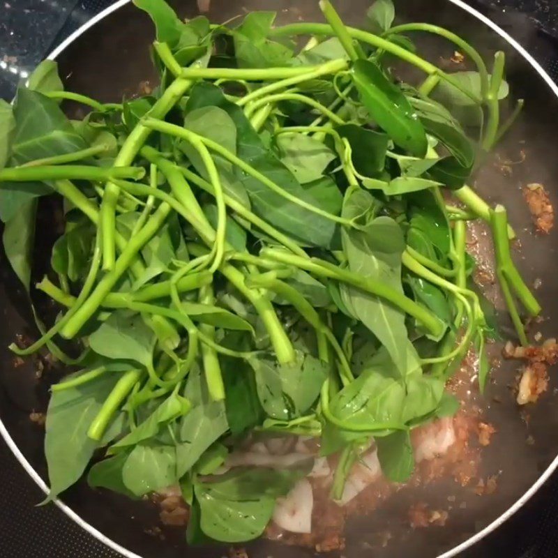 Step 3 Stir-frying the ingredients Stir-fried squid with water spinach and dried shrimp