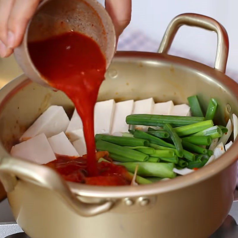 Step 2 Stir-fry the ingredients for Tuna Kimchi Soup