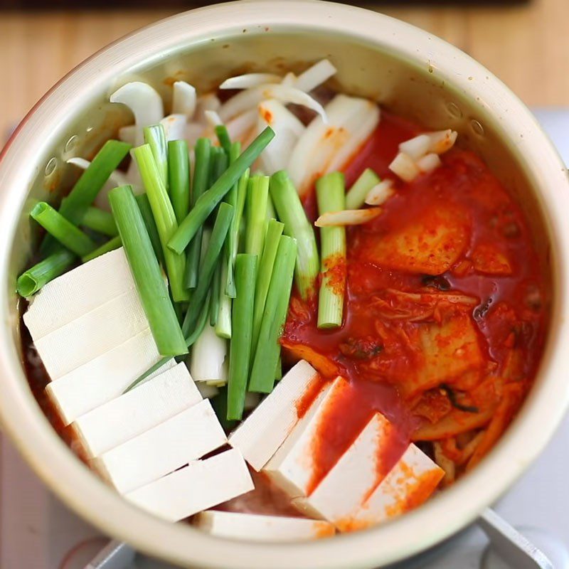 Step 2 Stir-fry the ingredients for Tuna Kimchi Soup