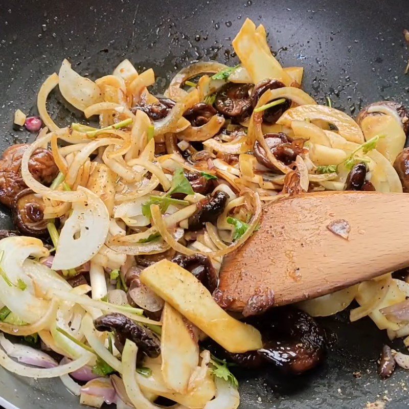 Step 3 Stir-frying the ingredients for steamed barramundi with shiitake mushrooms