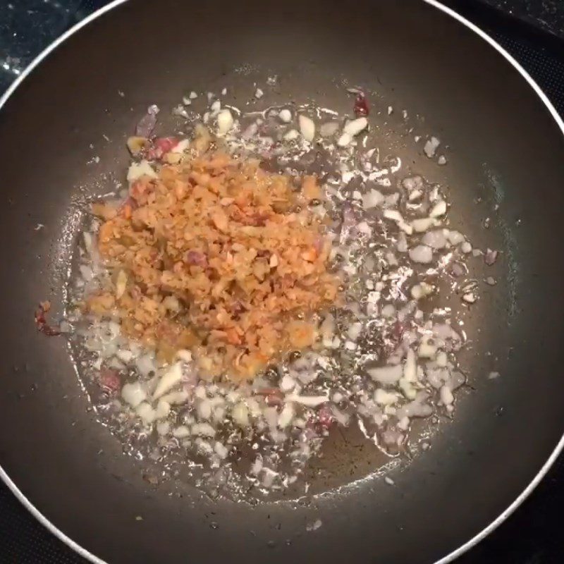 Step 3 Stir-frying the ingredients Stir-fried squid with water spinach and dried shrimp