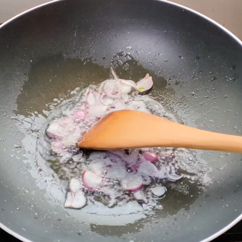 Step 3 Stir-frying the ingredients for steamed barramundi with shiitake mushrooms