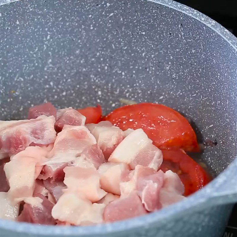 Step 4 Sauté the ingredients for sour pickled goby fish with pork belly