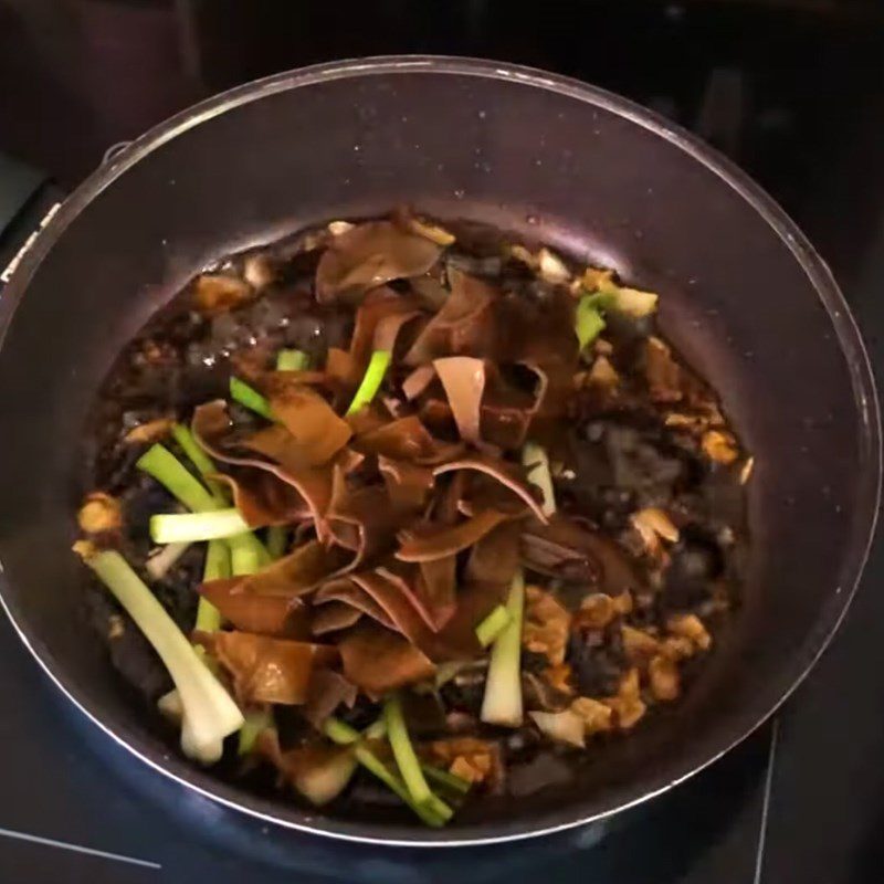 Step 3 Sauté the ingredients for steamed barramundi with green onion and ginger