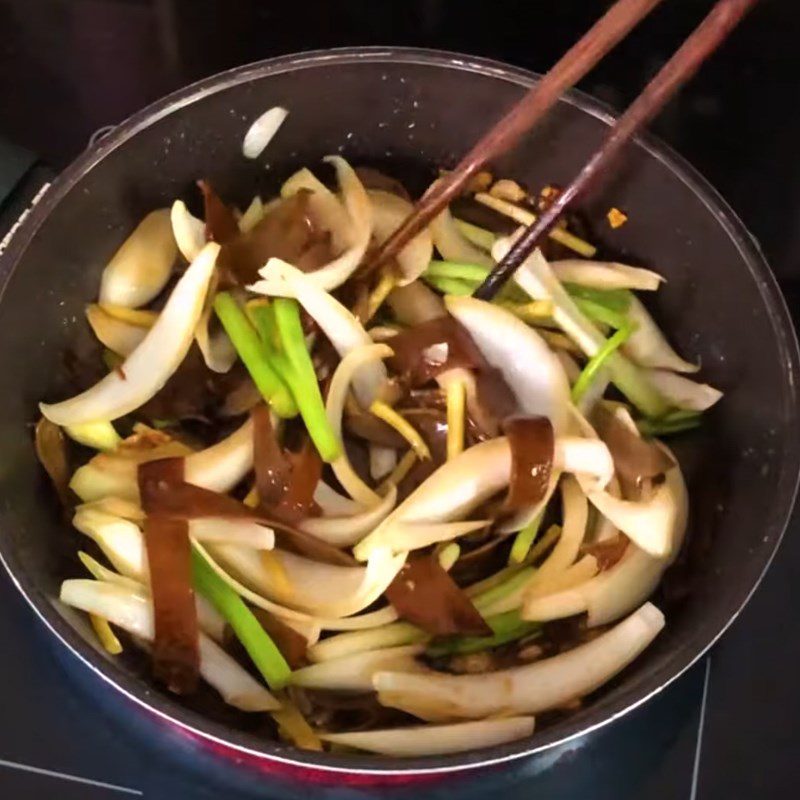 Step 3 Sauté the ingredients for steamed barramundi with green onion and ginger