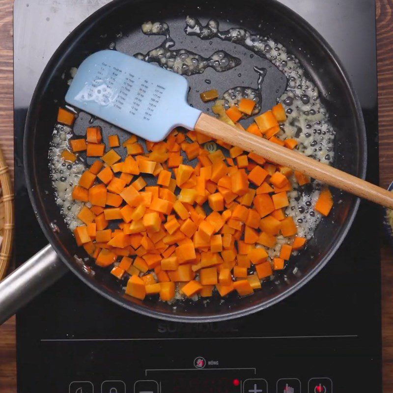 Step 4 Sauté the ingredients Yangzhou Fried Rice