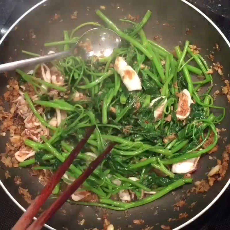 Step 3 Stir-frying the ingredients Stir-fried squid with water spinach and dried shrimp