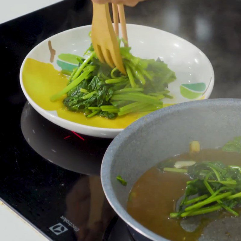 Step 2 Stir-fried spinach with scallop meat