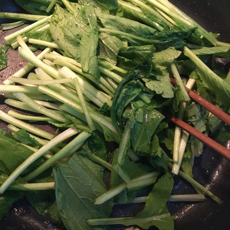 Step 2 Stir-fry mustard greens with beef Stir-fried mustard greens with beef