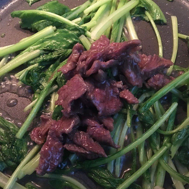 Step 2 Stir-fried sweet mustard greens with beef Stir-fried sweet mustard greens with beef