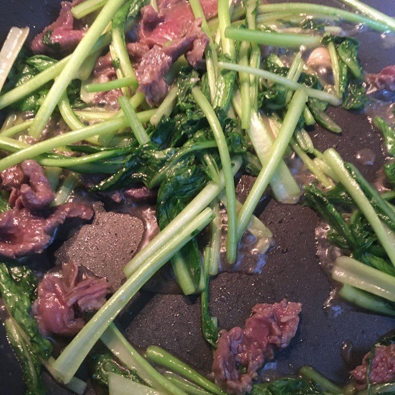 Step 2 Stir-fried sweet mustard greens with beef Stir-fried sweet mustard greens with beef