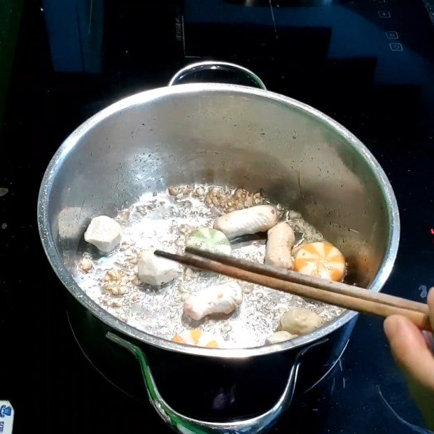 Step 2 Stir-fry fish balls and hot pot balls for cup hot pot