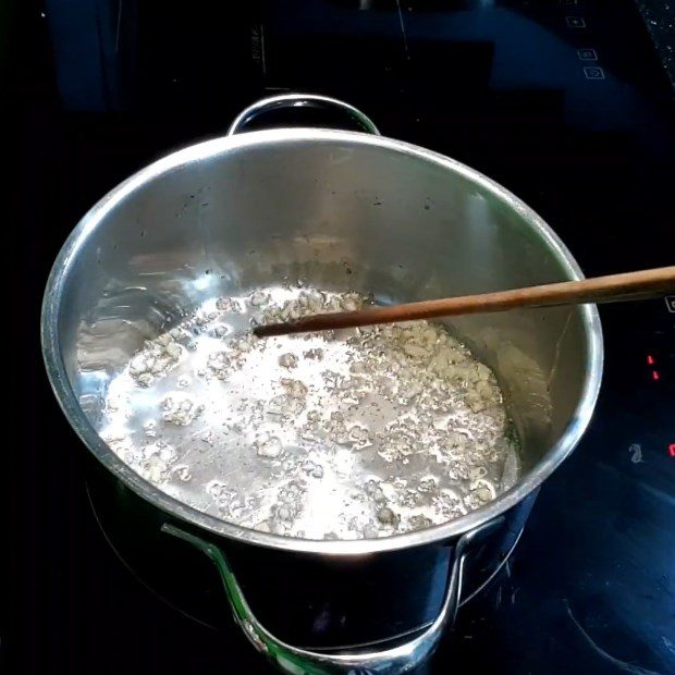 Step 2 Stir-fry fish balls and hot pot balls for cup hot pot