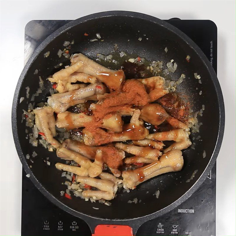 Step 3 Stir-fry chicken feet Spicy stir-fried chicken feet