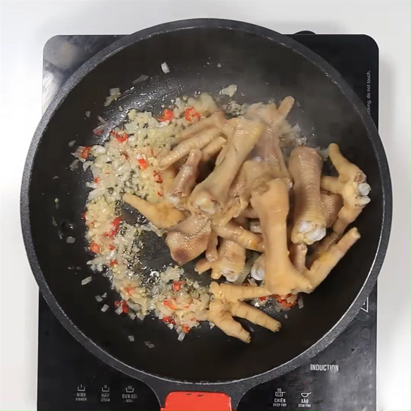 Step 3 Stir-fry chicken feet Spicy stir-fried chicken feet