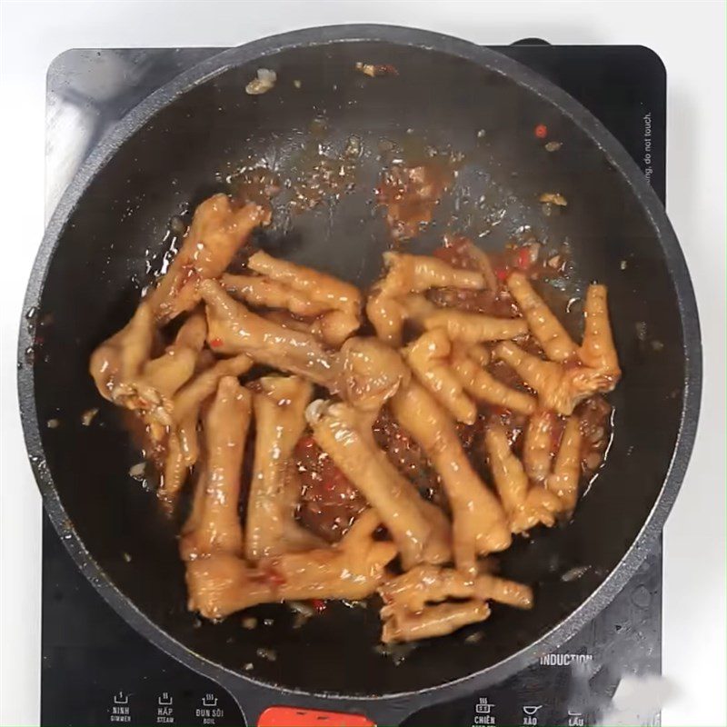 Step 3 Stir-fry chicken feet Spicy stir-fried chicken feet