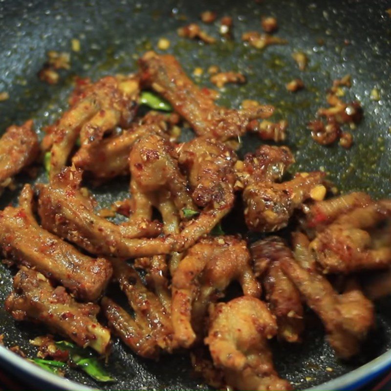 Step 4 Stir-fried chicken feet with lemongrass and chili