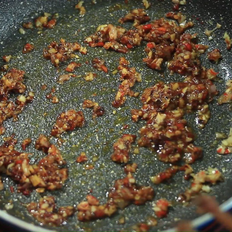 Step 4 Stir-fried chicken feet with lemongrass and chili