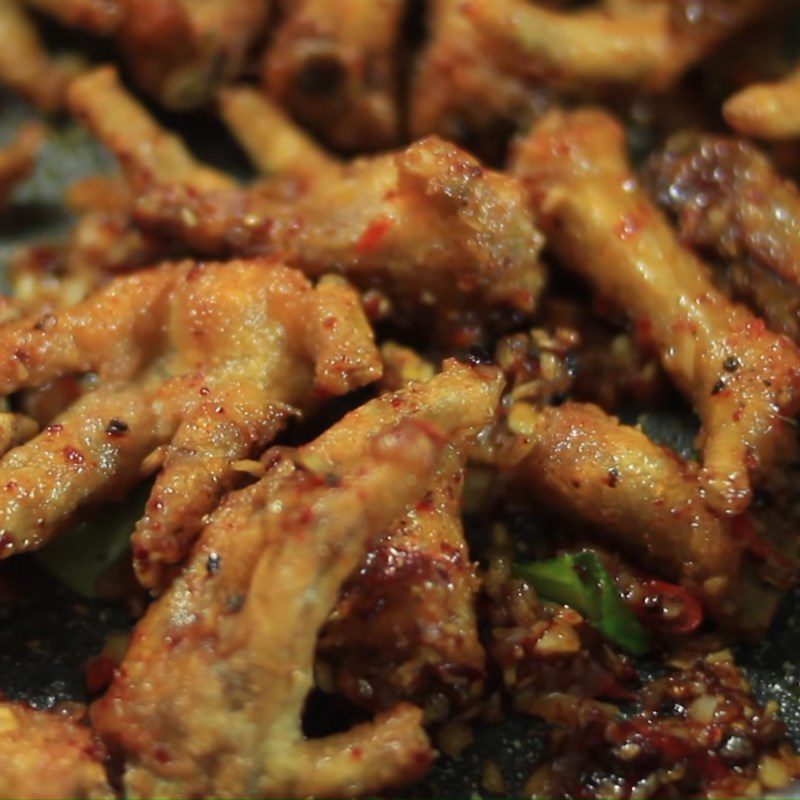 Step 4 Stir-fried chicken feet with lemongrass and chili