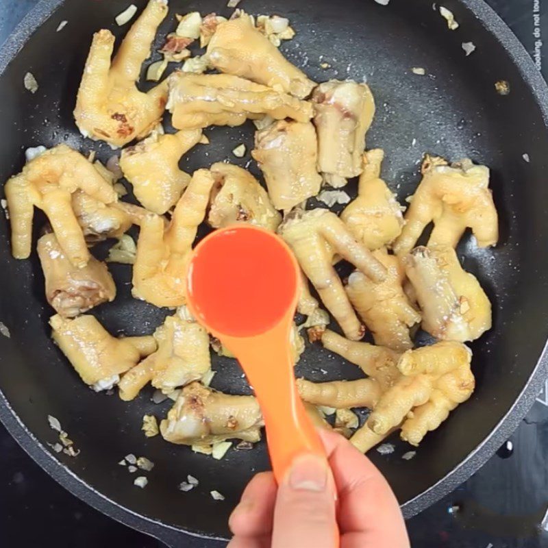 Step 2 Stir-fried chicken feet with vinegar Chicken feet stir-fried with vinegar and chili