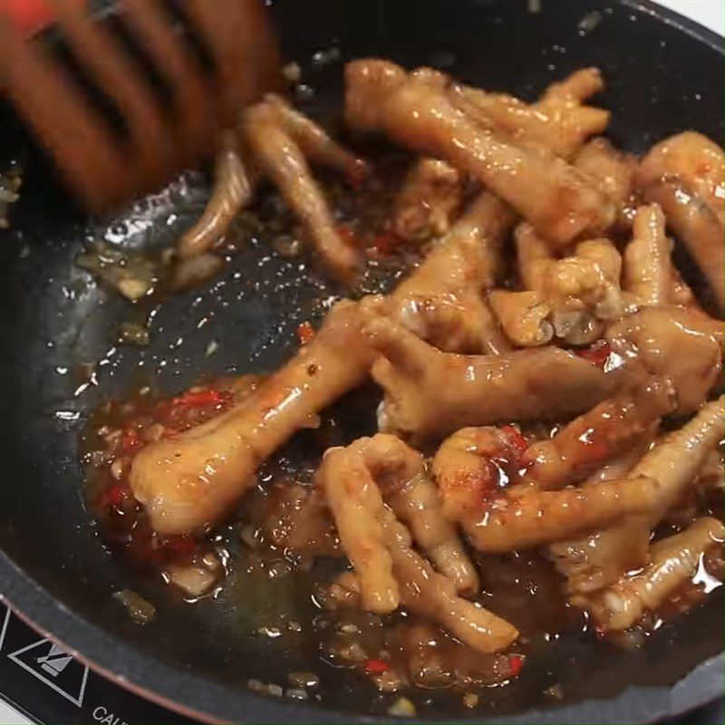 Step 3 Stir-fry chicken feet Spicy stir-fried chicken feet