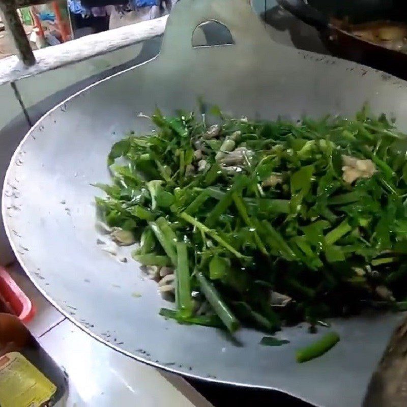 Step 3 Stir-fry chem chép with celery Chem chép stir-fried celery