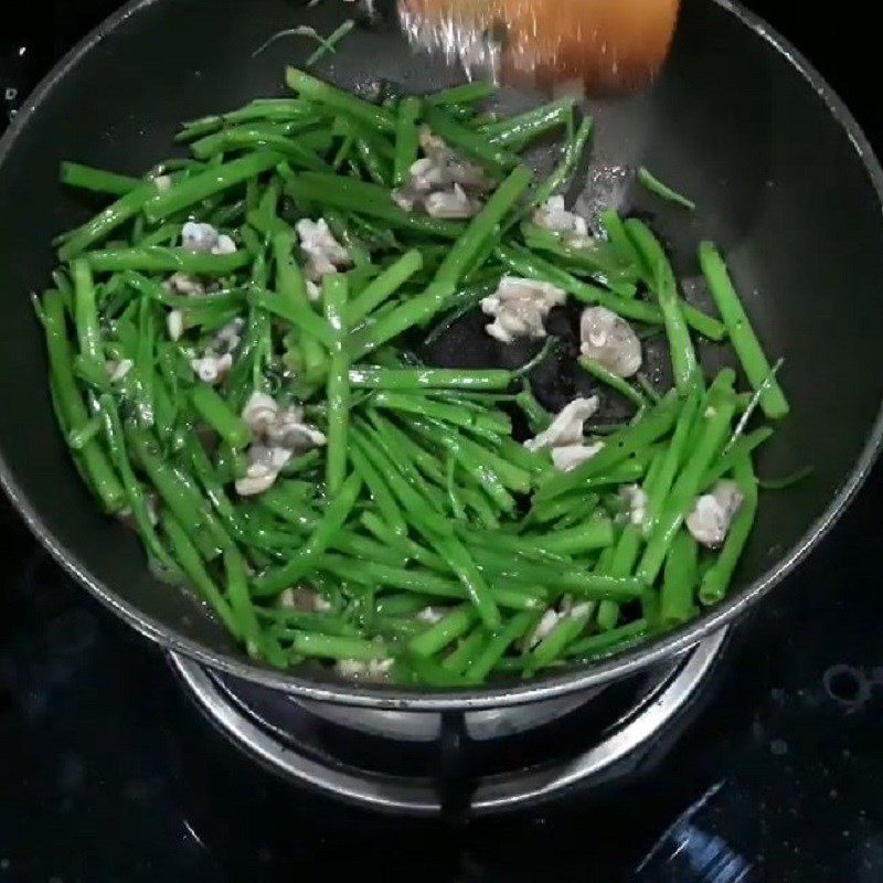 Step 3 Stir-fried clams with water spinach Stir-fried clams with water spinach