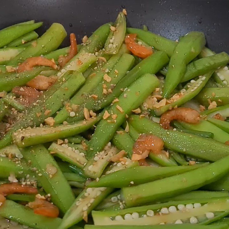 Step 3 Stir-fried okra Stir-fried okra with dried shrimp