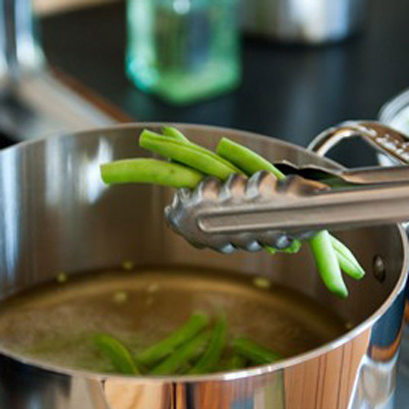 Step 2 Fry the green beans for Stir-fried green beans with dried shrimp