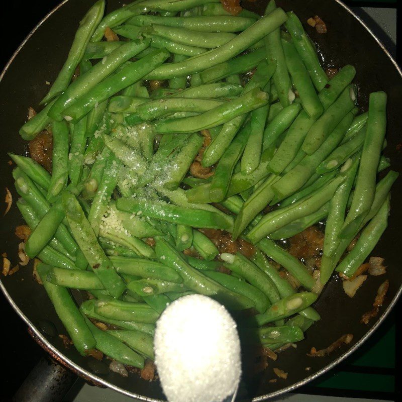 Step 2 Stir-fry green beans with dried shrimp Stir-fried green beans with dried shrimp