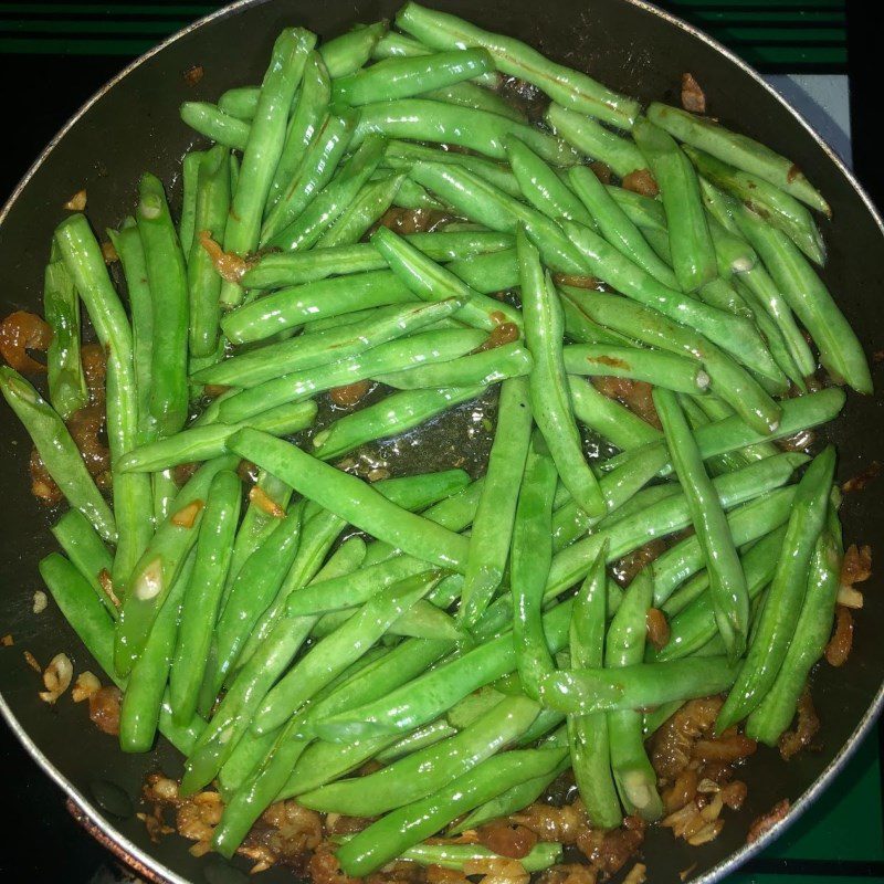 Step 2 Stir-fry green beans with dried shrimp Stir-fried green beans with dried shrimp