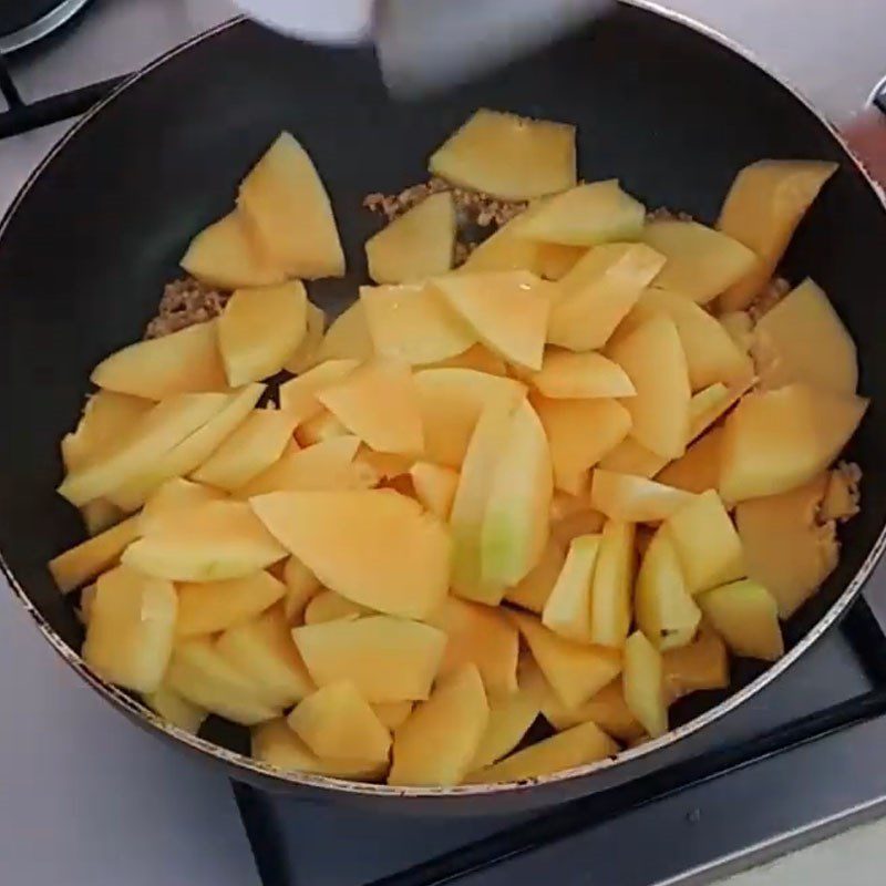 Step 2 Stir-fried papaya Stir-fried papaya with garlic