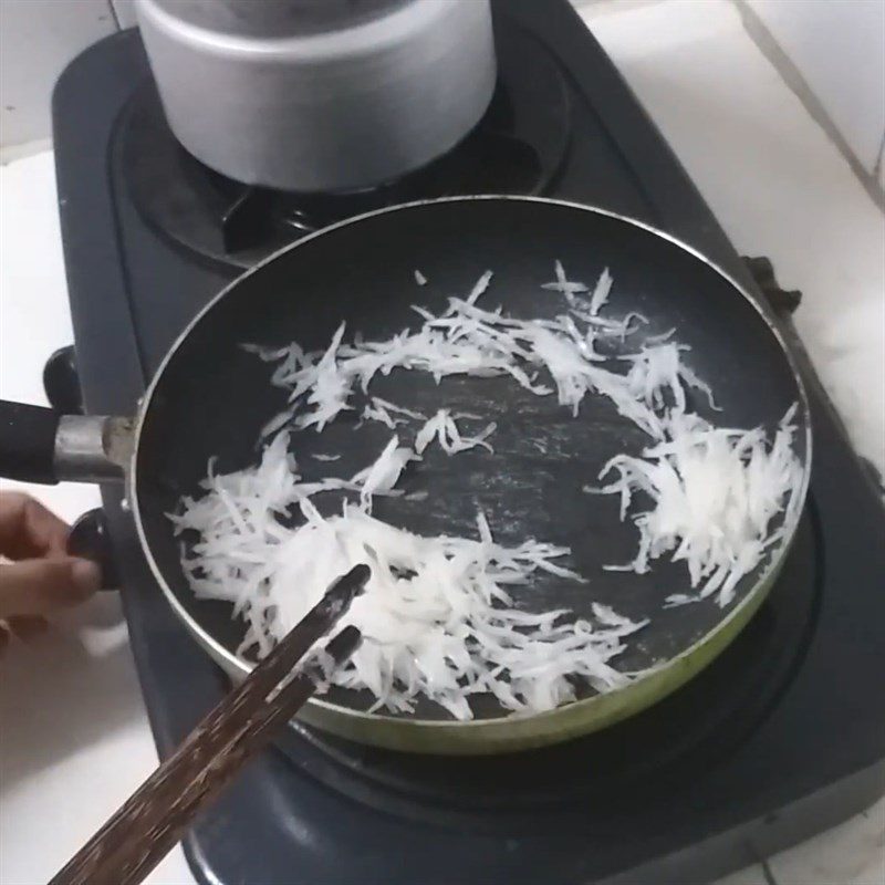 Step 3 Stir-fried Coconut Coconut Sticky Rice with Lotus Seeds