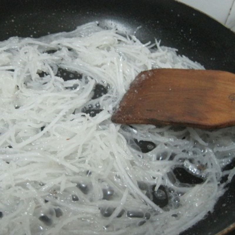 Step 3 Sautéing coconut Sticky rice with coconut and lotus seeds (Recipe shared by a user)